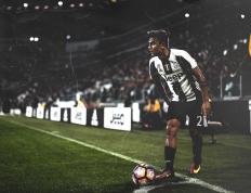 开云体育官网-钢铁斗牛士托起血月，当贝蒂斯在土耳其的狂啸中强势晋级