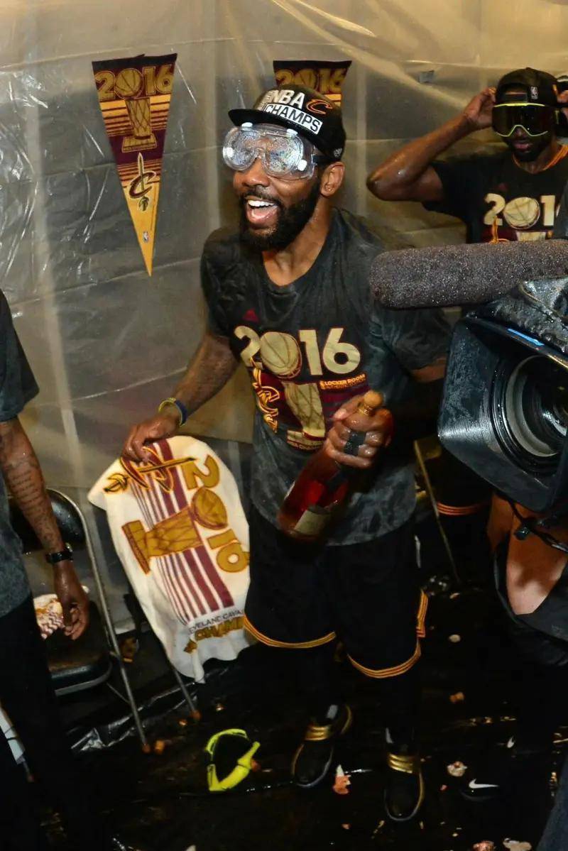 开云官网-骑士完胜76人，欧文高光表现