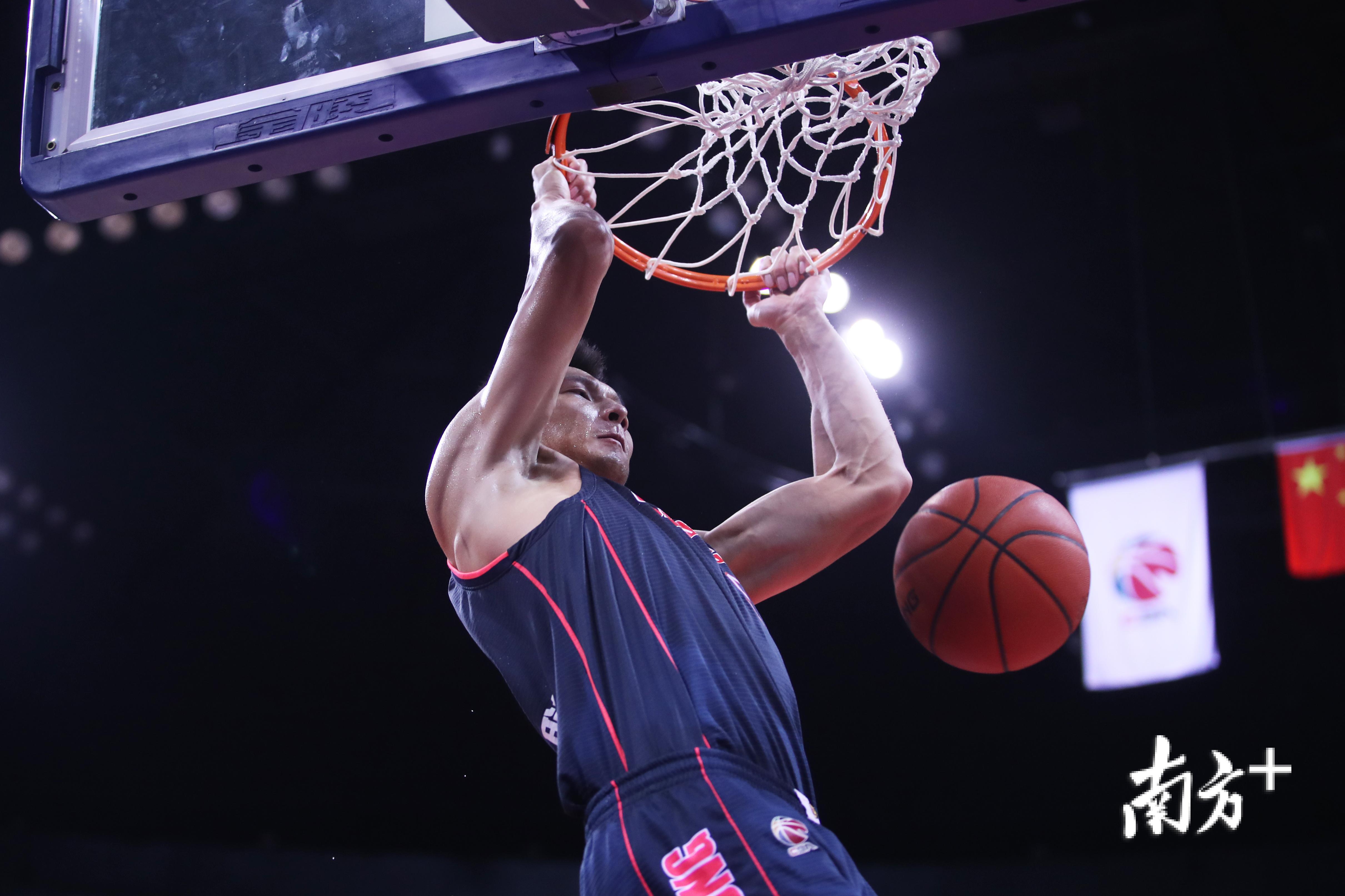 开云体育app-广东队鏖战深圳队，易建联扛起全队