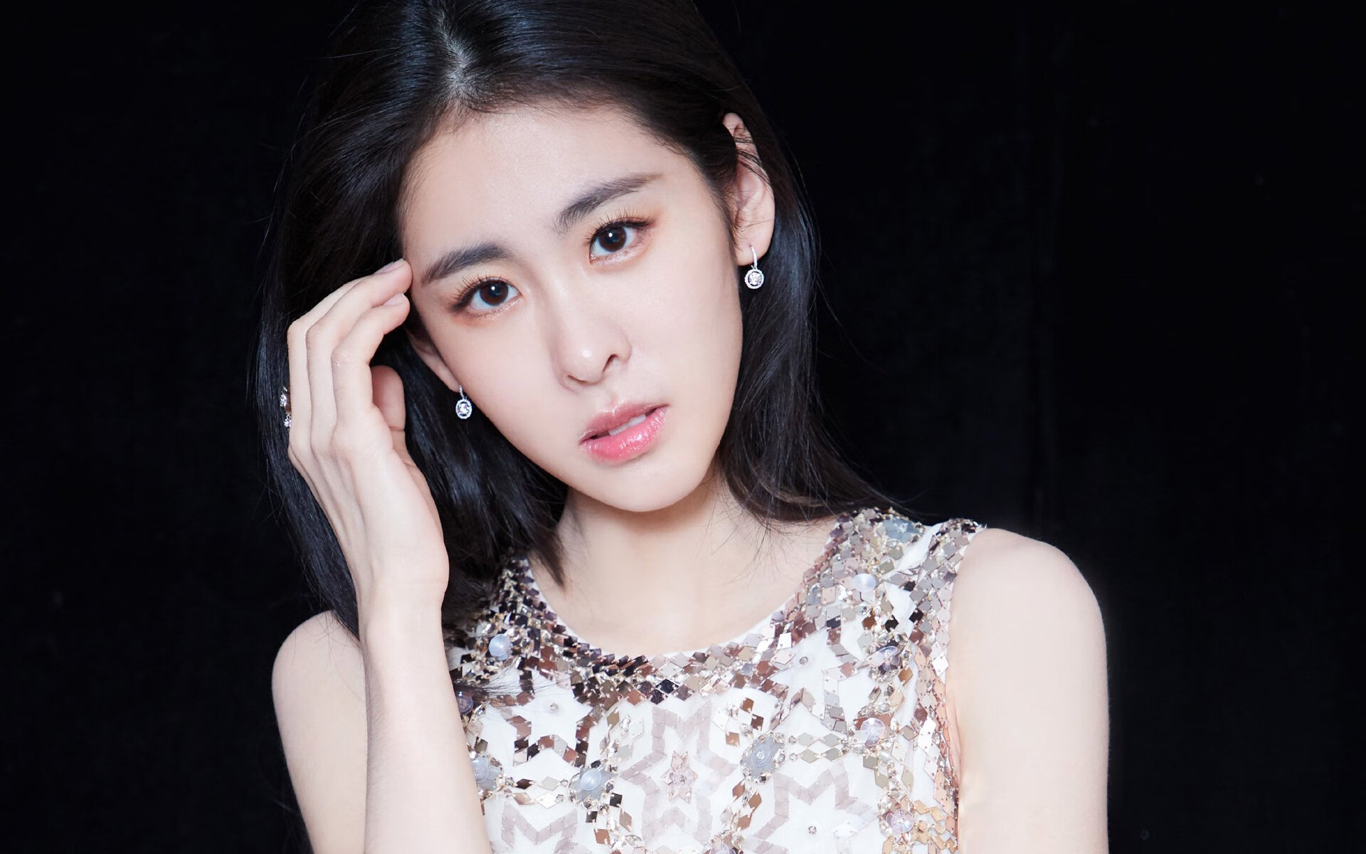 开云体育官网-绿军防线告急！拉文进攻端如入无人之境